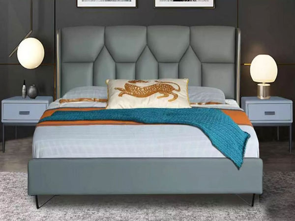 Mitä varotoimia tulee noudattaa nahkaverhoiltua sänkyä huollettaessa?